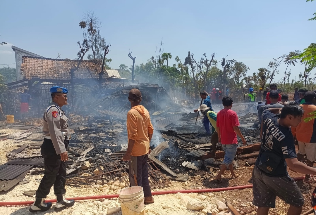 Kebakaran Kandang Sapi di Tuban: Api Malahap Bangunan, 7 Ekor Kambing dan Ayam 10 Ekor