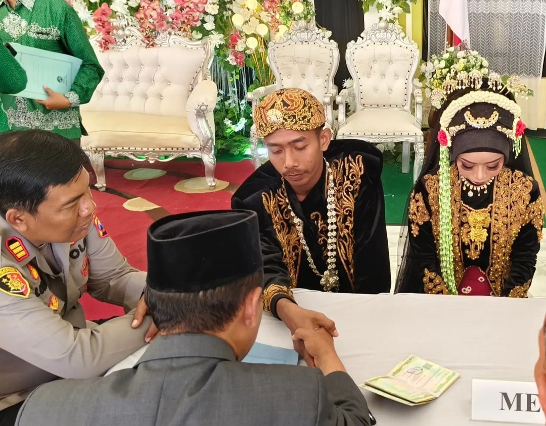 10 Pasang Pengantin Resmi Menikah di Acara Nikah Berkah Semanding Tuban