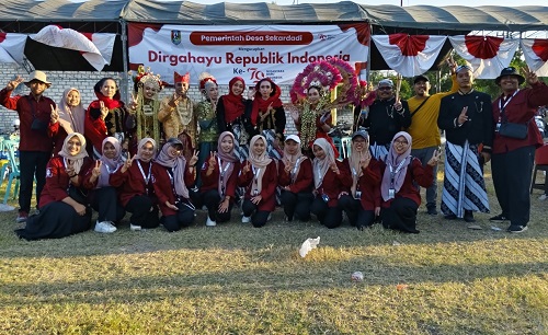 Tingkatkan Kolaborasi, Mahasiswa KKN IAINU Tuban Turut Sukseskan Karnaval Desa Sekardadi