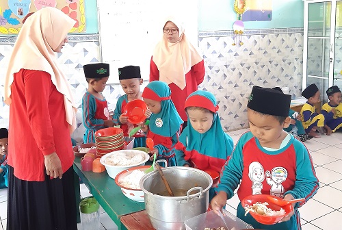 Pemberian Makanan Sehat di TK Harapan Mulia: Mahasiswa IAINU Tuban Berperan Aktif