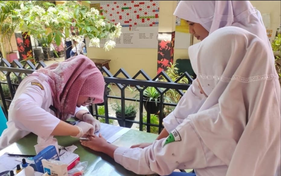 Tes Golongan Darah di UPT SMP Negeri 1 Tuban, Mendatangkan Petugas Puskesmas, Siswa Antusias