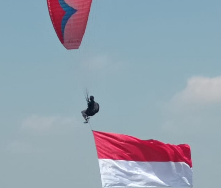 Bendera 4x7 Meter Terbentang di Udara, Persembahan Atlet Paralayang Tuban di HUT RI
