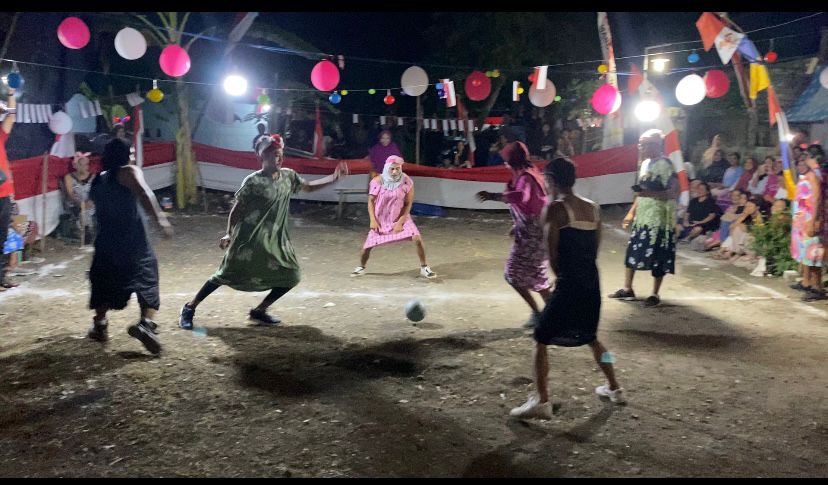 Tak Mau Kalah dari Istri, Para Suami di Tuban Ikut Fashion Show dan Sepakbola Berdaster