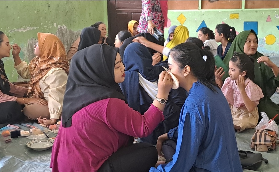 Berkat Curhatan Ibu-Ibu, LKP Pemuda Bergerak Gelar Pelatihan Tata Rias Sambut HUT ke-79 RI