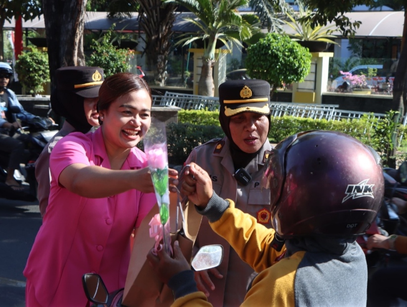 Jumat Berkah di Tuban, Polwan Bagikan Mawar dan Makanan untuk Pengendara