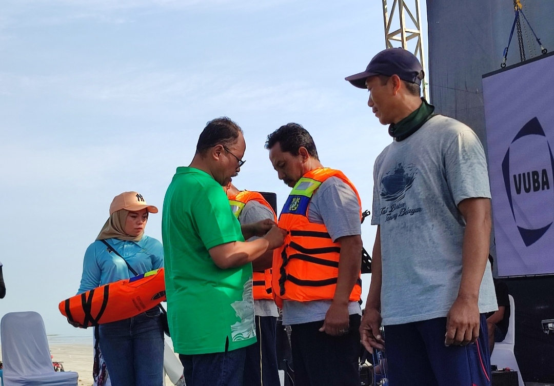 KSOP Tanjung Pakis Gandeng Masyarakat Jenu Tuban Bersihkan Pesisir Laut Jawa