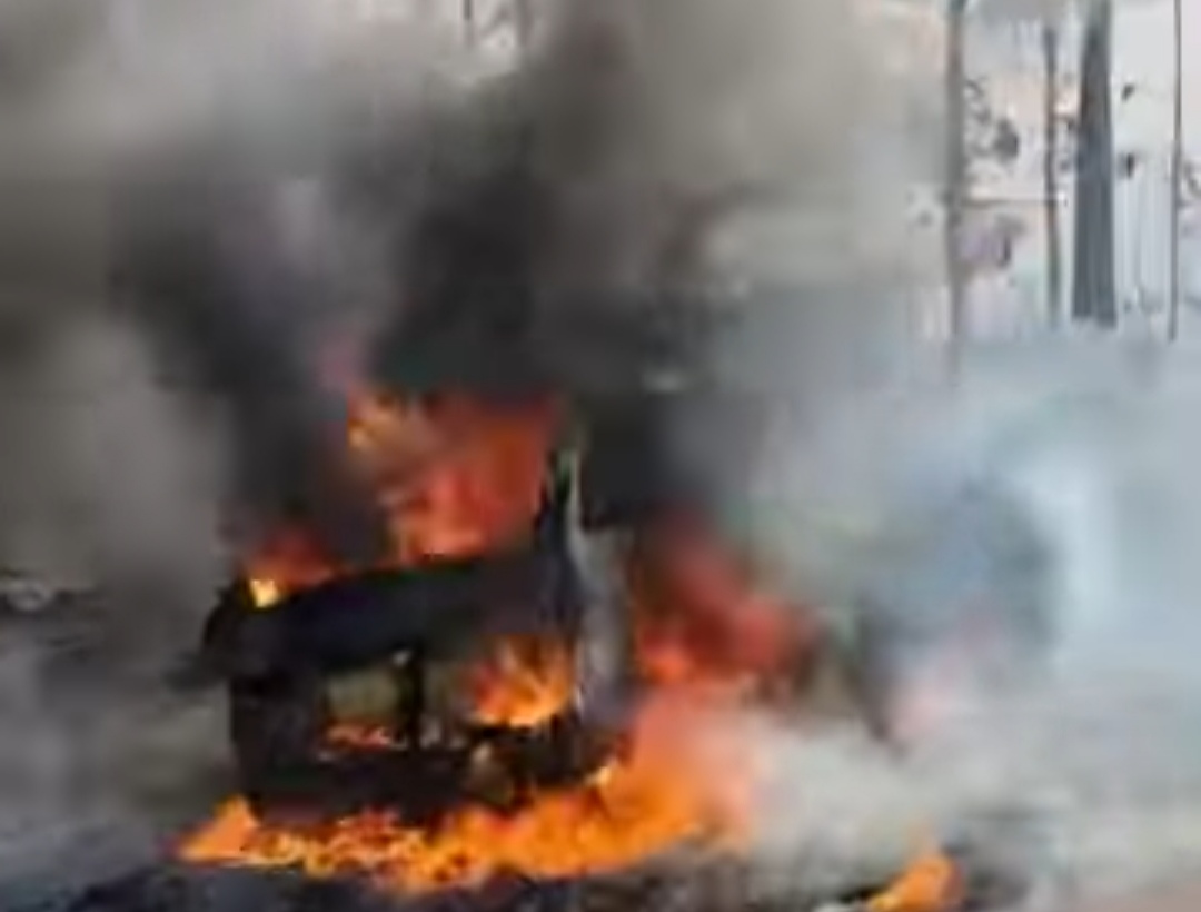 Mobil Pick Up Terbakar di Jalur Pantura Jati Peteng Tuban, Belum Ada Laporan Korban Jiwa