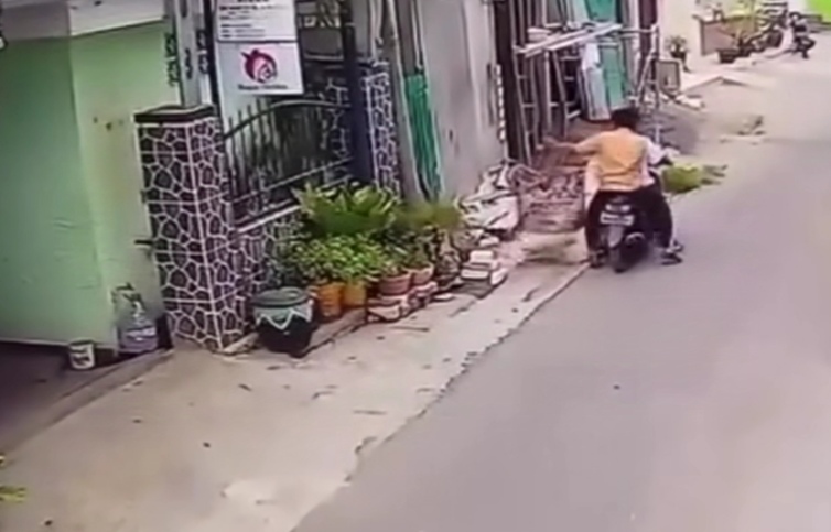 Dua Pelajar Curi Burung dan Sangkar di Rumah Bidan, Aksi Terekam CCTV dan Viral di Medsos