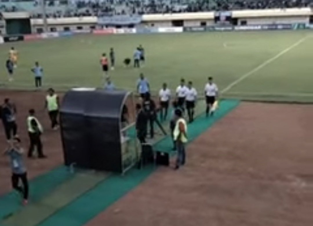 Detik-detik Wasit Dilempar Botol Plastik, Usai Pertandingan Persela FC Vs Rans