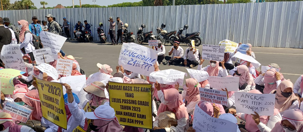 Unjuk Rasa Guru Honorer di Depan Pemkab Tuban, Tuntut Revisi Kebijakan Seleksi PPPK