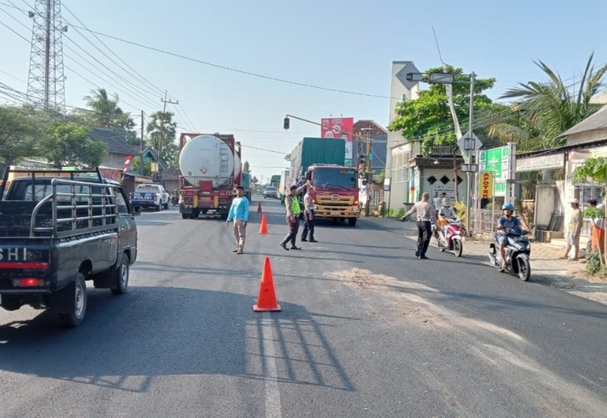 Pengendara Motor Tewas Usai Tabrak Dump Truck di Simpang 3 Tunah Tuban