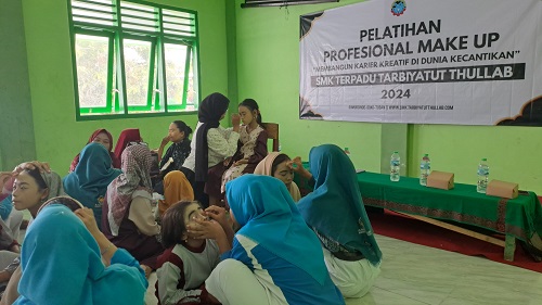 Kembangkan Keterampilan Santriwati, LKP Pemuda Bergerak Gelar Pelatihan Tata Rias Gratis di Tuban