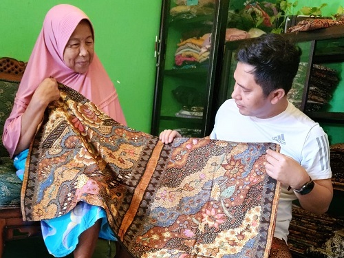 Hari Batik Nasional: Ketua PW Ansor Jatim, Musaffa Safril, Kunjungi Pengrajin Batik Pamekasan, Tekankan Pentingnya Pelestarian
