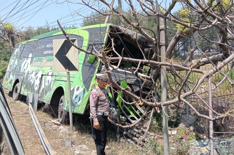 Bus Sinar Mandiri Tergelincir di Tikungan Jalan Raya Tuban, Pengemudi dan Kondektur Luka-Luka