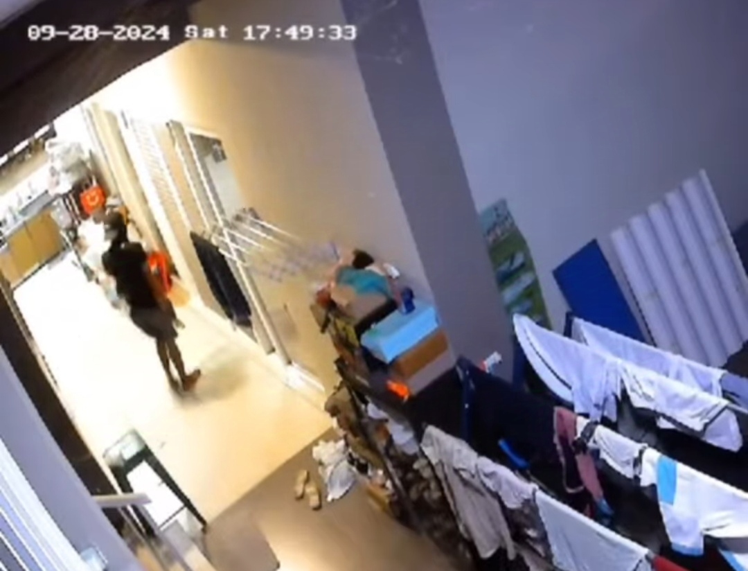Maling Gasak Emas Rp200 Juta di Perumahan Tuban, Aksinya Terekam CCTV dan Viral!