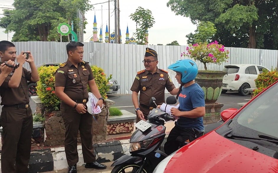 Lewati Kantor Kejari Tuban, Pengguna Jalan Dapat Kaos dan Stiker Anti Korupsi