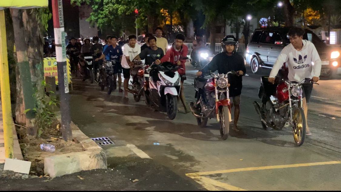 Shock Therapy untuk Pelaku Balap Liar Tuban, Motor Didorong Sejauh 5 Kilometer