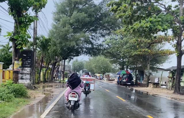 Waspada Jalan Licin! Begini Cara Tetap Aman Berkendara Saat Hujan