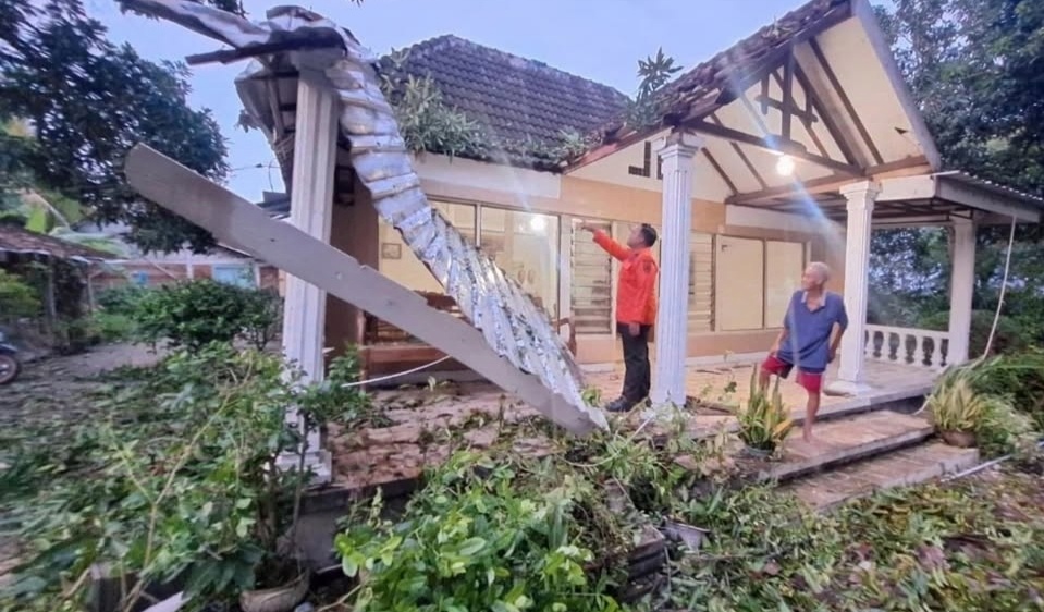 Angin Puting Beliung Terjang Desa Sumberejo Tuban, Dua Rumah Rusak