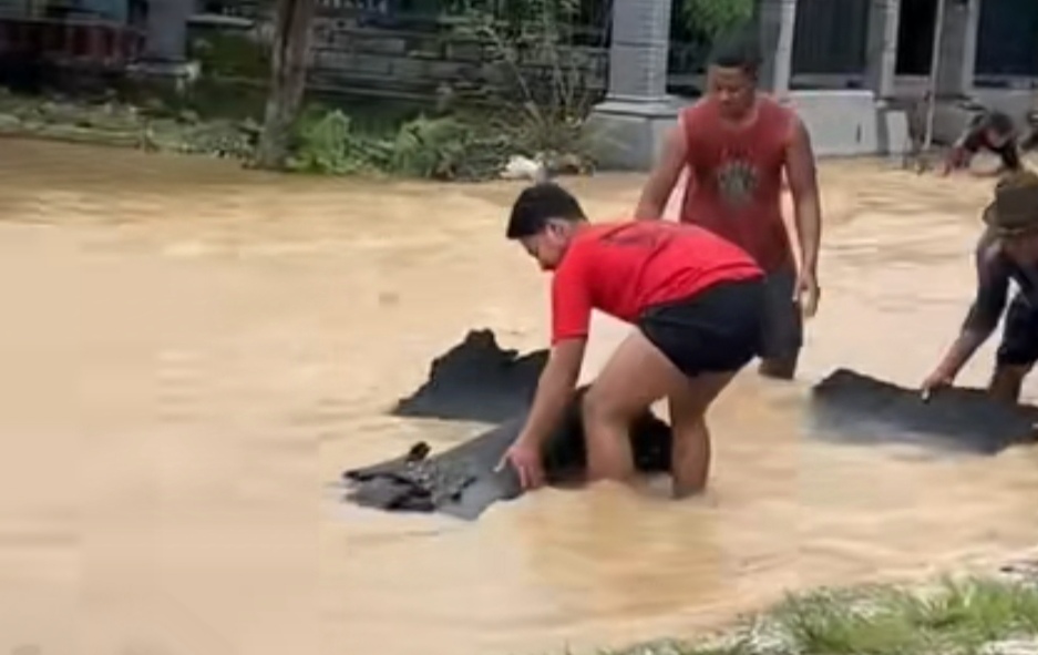 Aspal atau Karpet? Warganet Sindir Jalan di Tuban yang Mengelupas Terendam Banjir