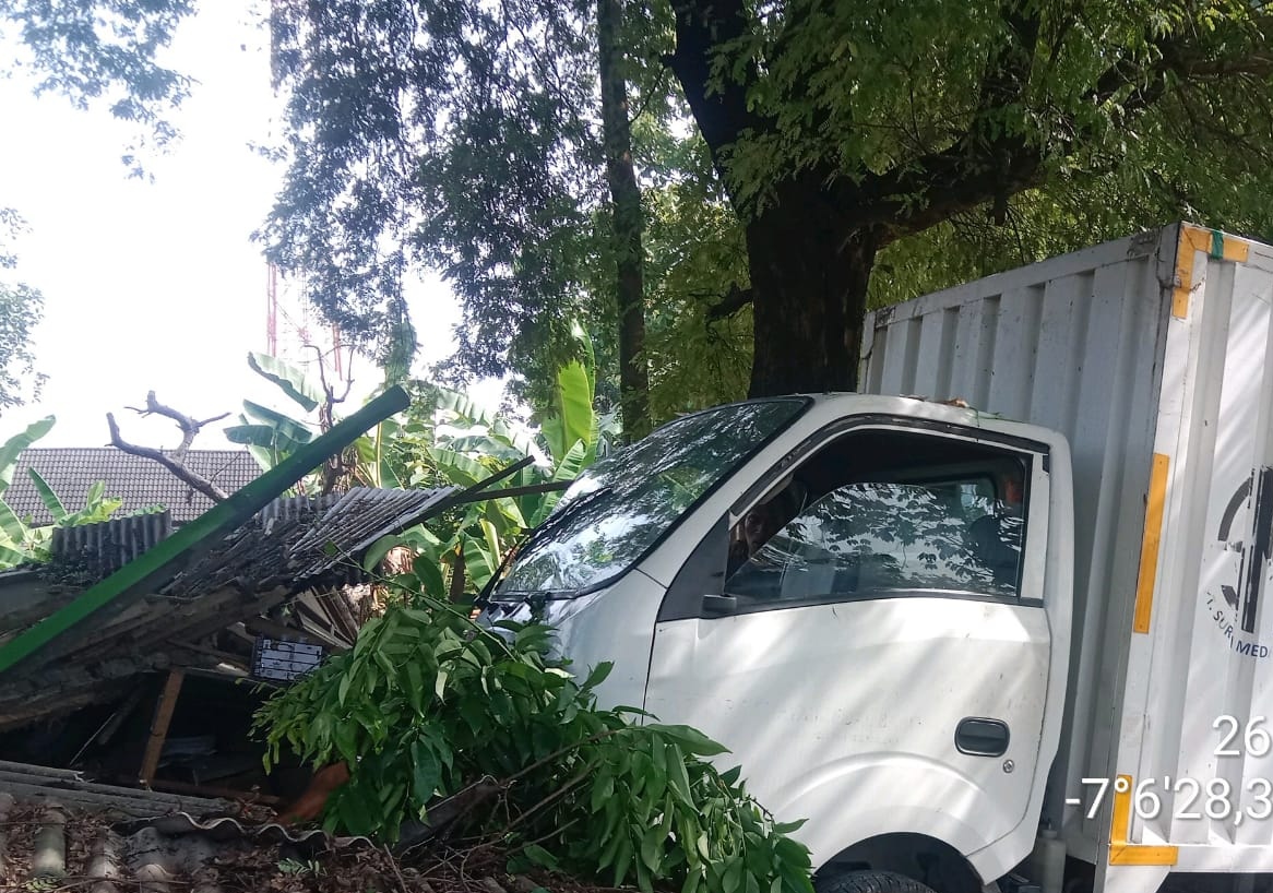 Pick Up Box Isuzu Oleng, Dua Bangunan Rusak di Jalan Soko-Ponco Tuban