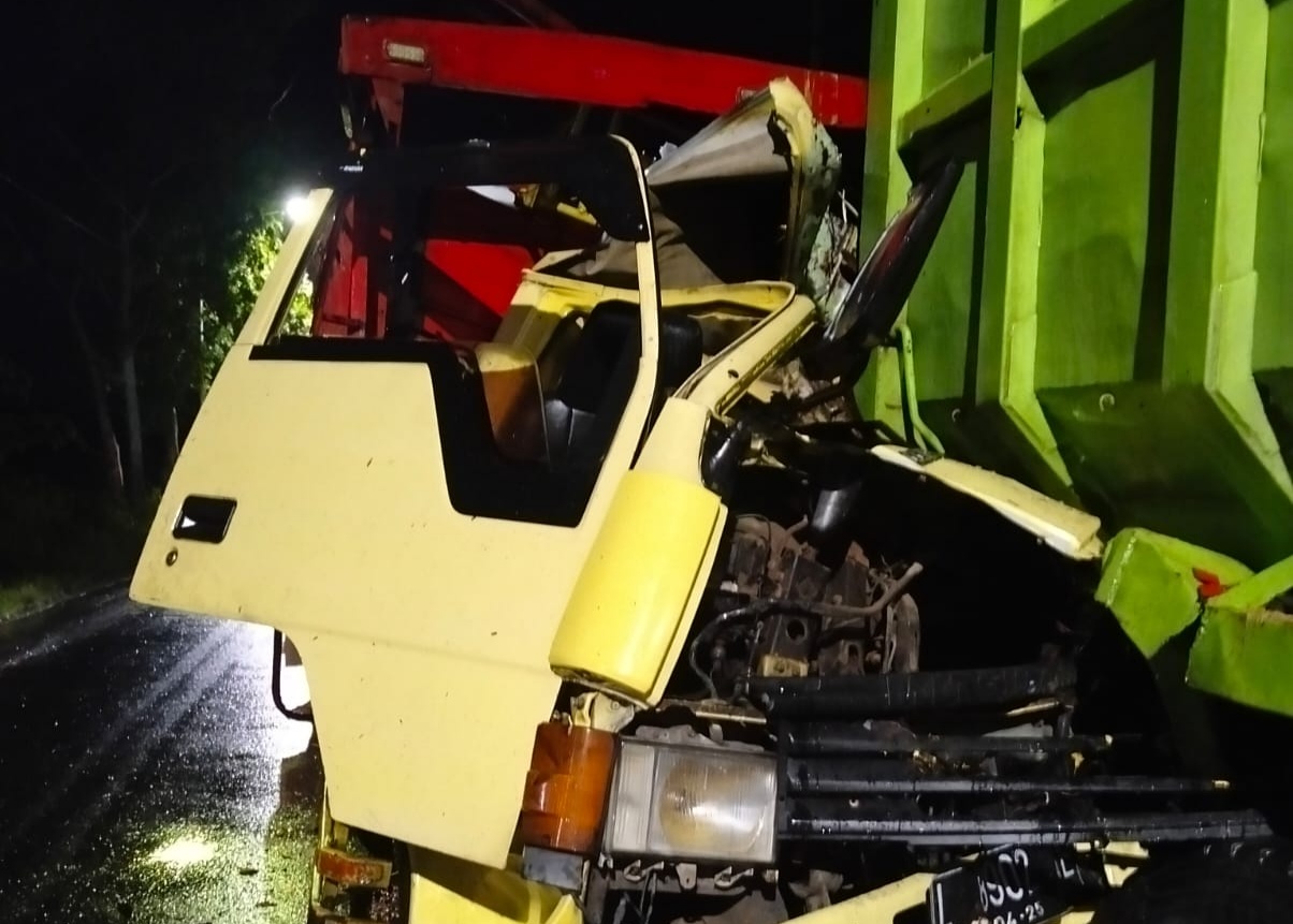 Dump Truck Parkir di Tuban Ditabrak Truk Diesel, Sopir Selamat Kernet Tewas