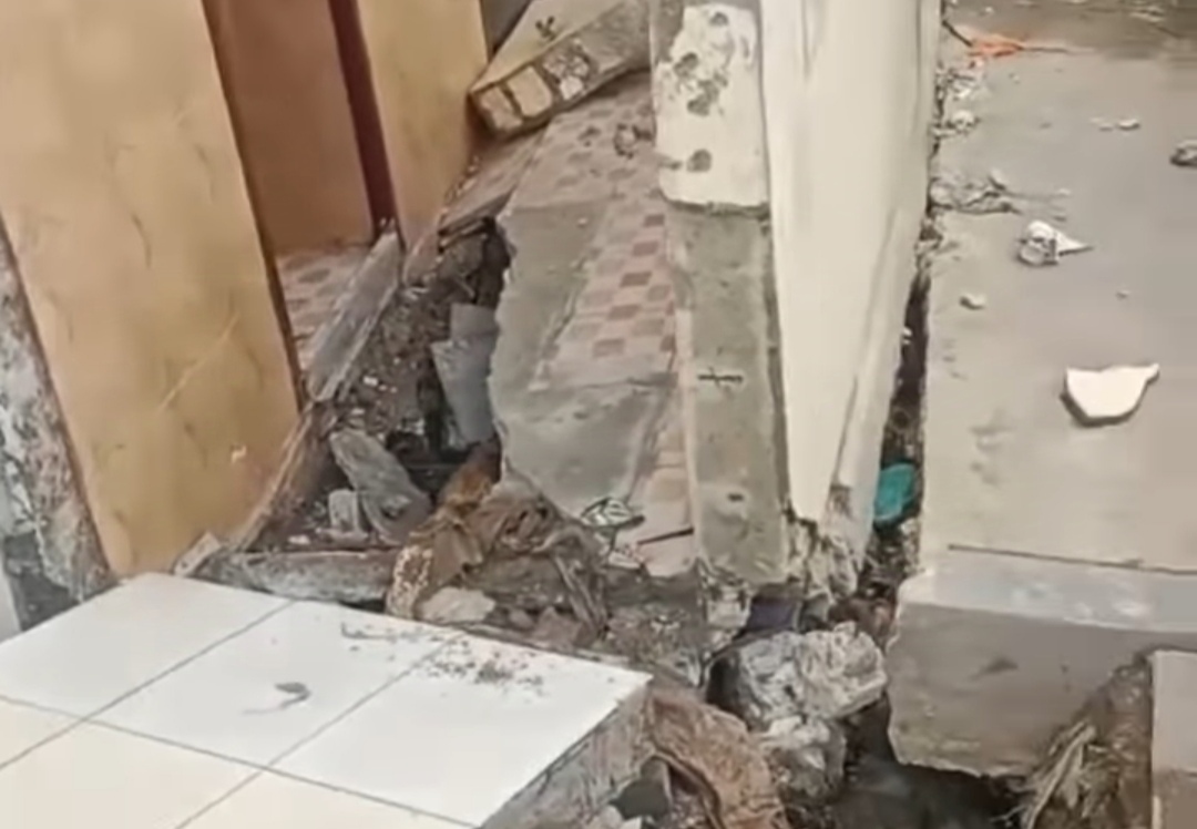 Diterjang Ombak Besar, Bangunan MCK di Tuban Nyaris Roboh