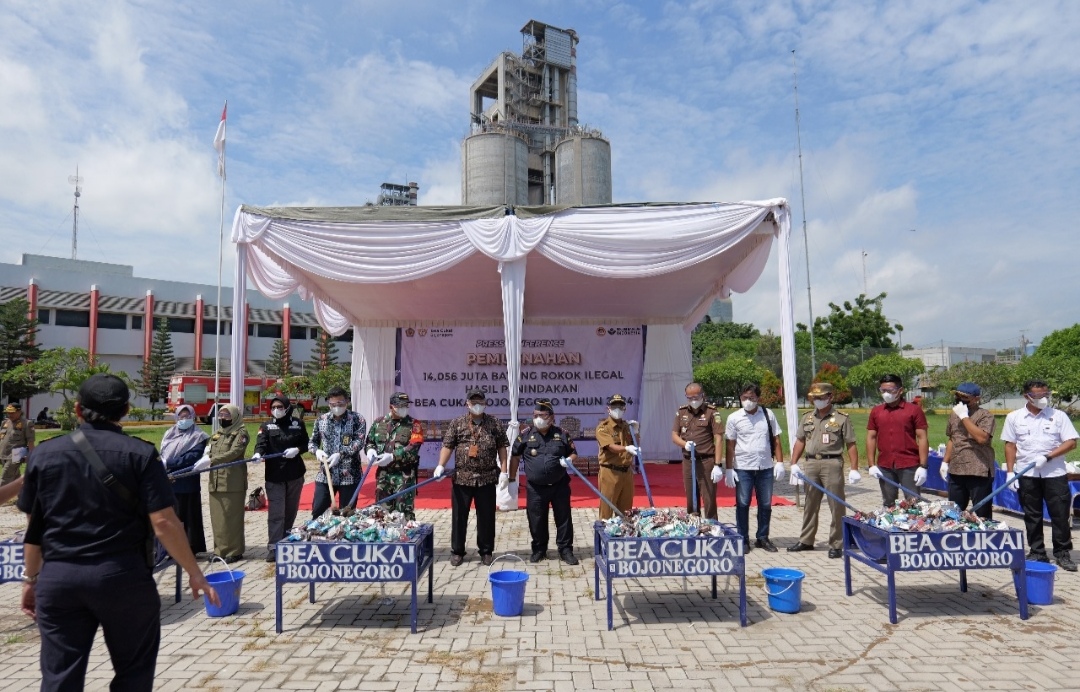 14 Juta Batang Rokok Ilegal Dimusnahkan di Pabrik SBI Tuban