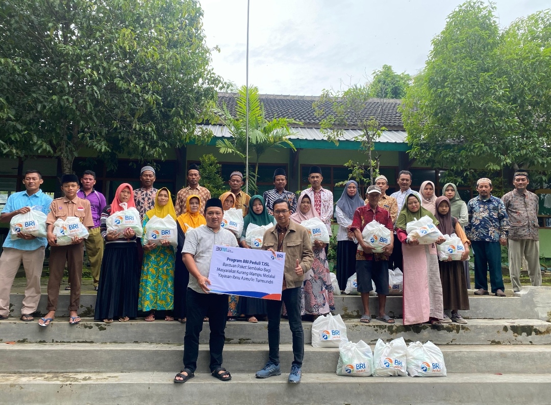 BRI Salurkan 1.000 Paket Sembako untuk Warga Kurang Mampu di Tuban