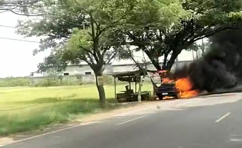 Sedan Terbakar di Jalan Raya Widang, Api Tiba-tiba Membesar!