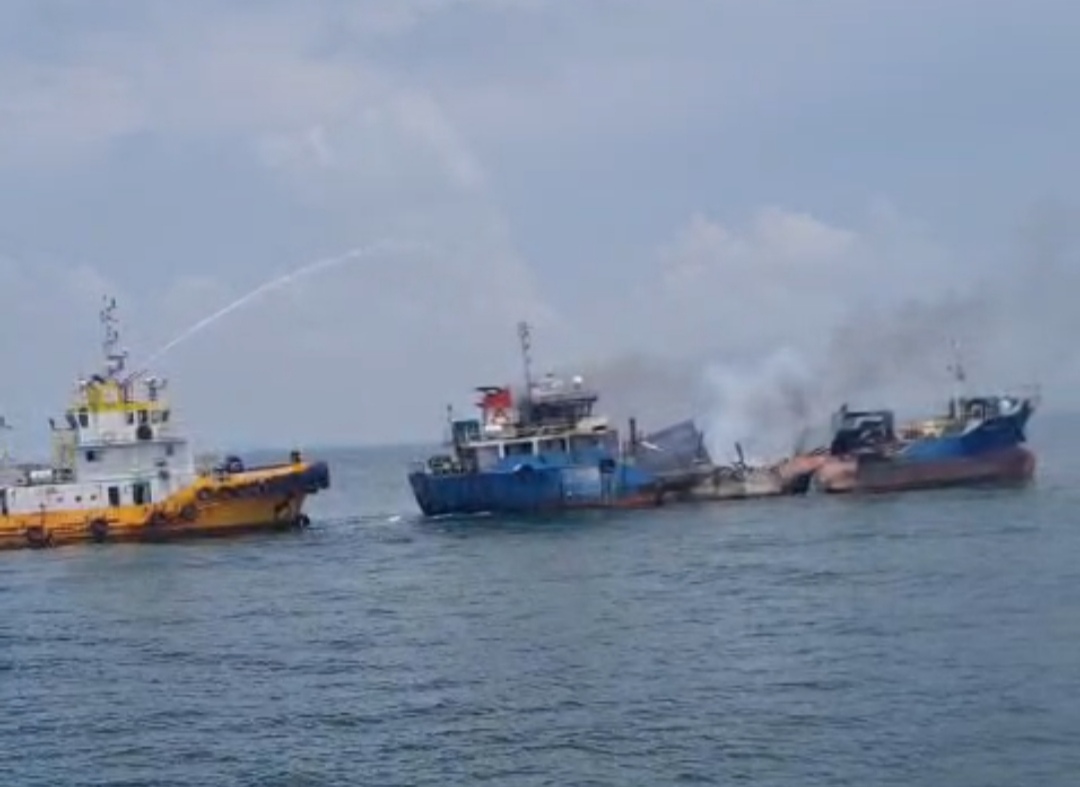 KSOP Tanjung Pakis Pimpin Pemadaman Kebakaran Kapal Tanker MT Ronggolawe 09 dan Pencarian 4 ABK
