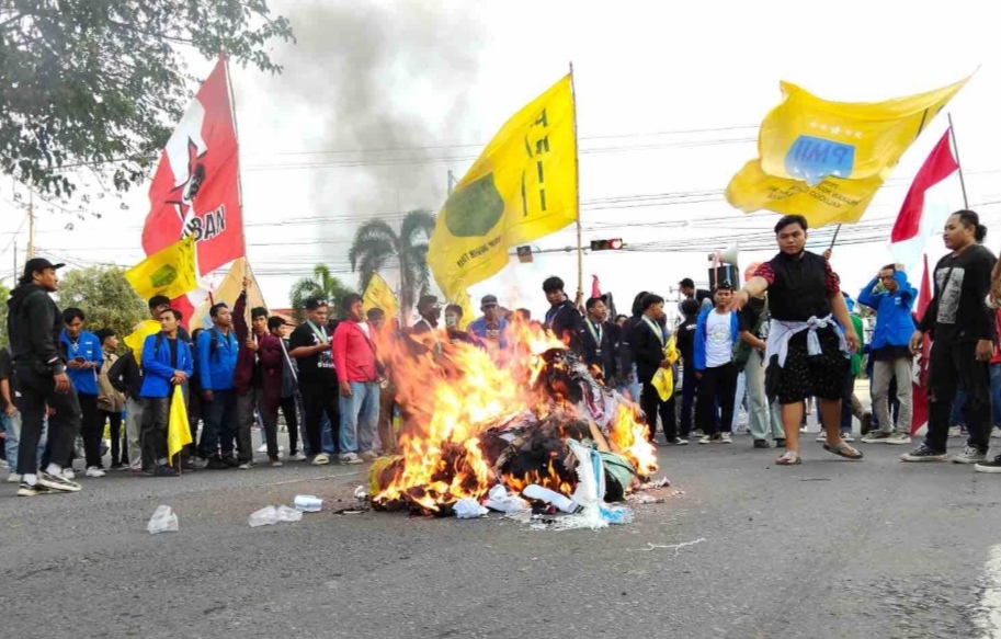 Mahasiswa Tuban Blokir Jalur Pantura, Tolak UU TNI dan RUU Polri