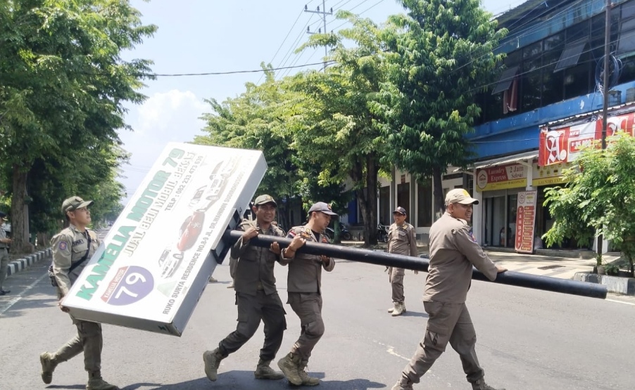 Dua Reklame di Tuban Dirobohkan! Ini Kebijakan Baru Pemkab