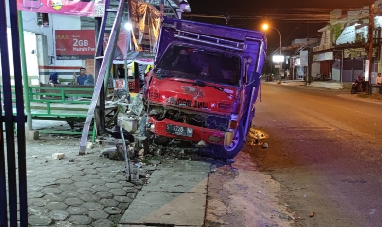 Truk Oleng, Teras Konter di Tuban Jadi Korban