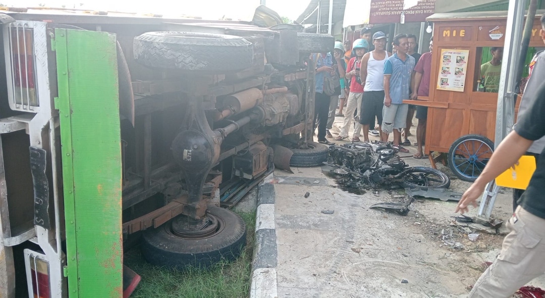 Nyalip Kendaraan, Truk di Tuban Hantam Motor hingga Tewas