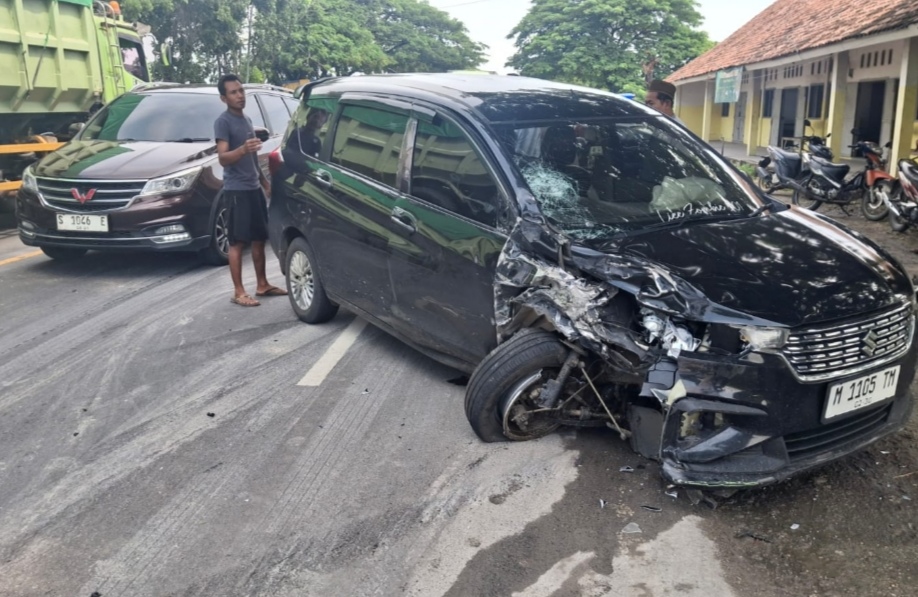 Sebabkan Kecelakaan 3 Kendaraan di Tuban, Pengemudi Suzuki Ertiga Kabur