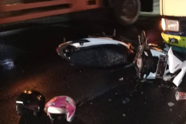 Hindari Jalan Pantura Berlubang, Sepeda Motor Tabrak Truk di Tuban