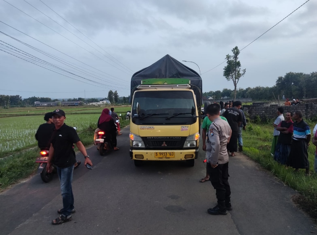 Niat Mendahului, Malah Celaka! Pengendara Motor di Tuban Terhempas ke Truk
