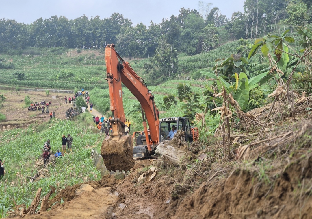 Longsoran Tanah Setinggi 17 Meter Tutup Jalan Desa di Tuban