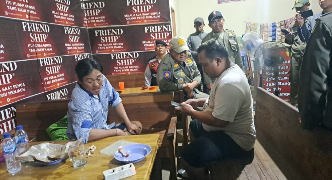 Ngakali Razia, Penjual Miras di Tuban Sembunyikan Arak Pakai Air Kran
