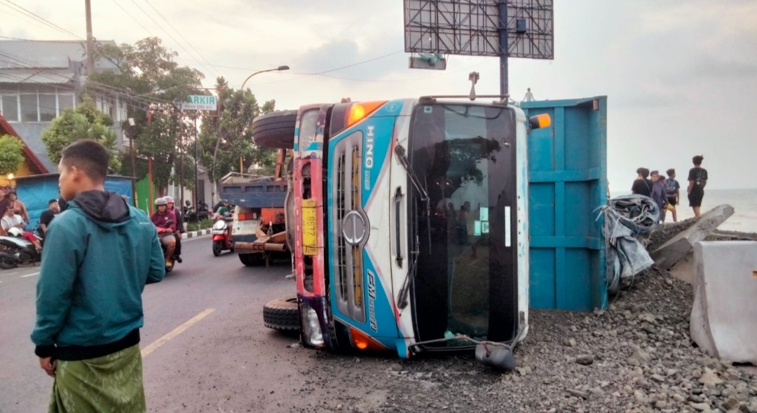 Gagal Kirim Bahan Semen ke Gresik, Truk PT KWSG Terguling di Tuban Timpa Rombong Kopi