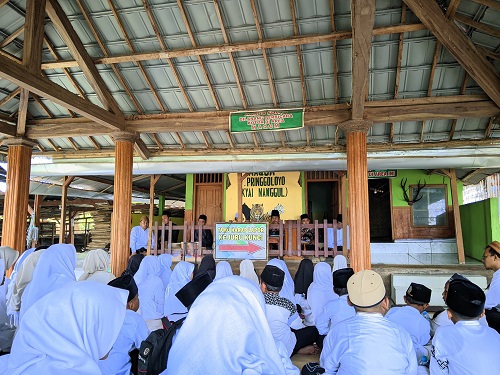 Meneladani Perjuangan Para Pendiri Sekaligus Ajang Promosi, Yayasan Musthofawiyah Adakan Ziarah Makam Sesepuh