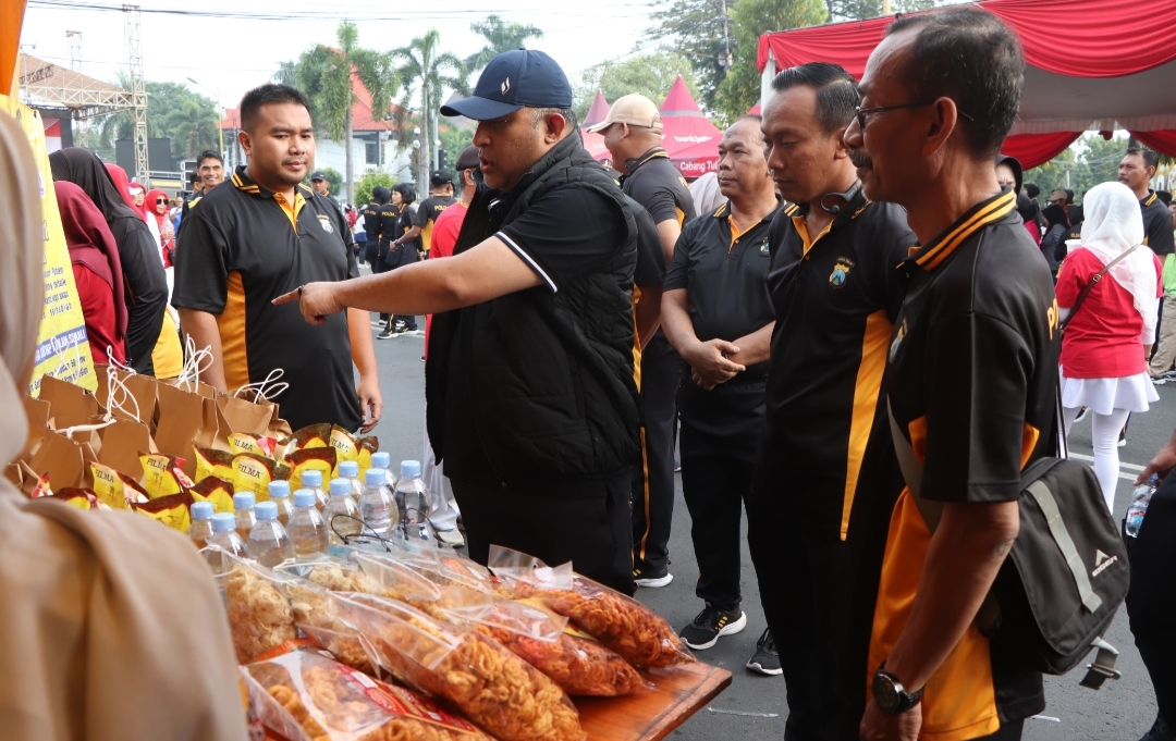 Polres Tuban Gelar Olahraga Hingga Pelayanan Gratis di CFD, Masyarakat Dapat Sembako dan Nasi Pecel Gratis