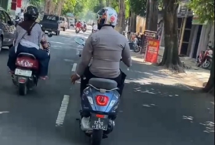 Polisi Tuban yang Viral Merokok Sambil Berkendara Diberi...