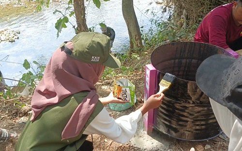Peduli Lingkungan, Mahasiswa IAINU Tuban Pasang Tempat Sampah...