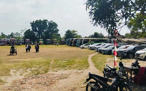 Parkir Muktamar ke-35 NU di Ponpes Bahrul Ulum...