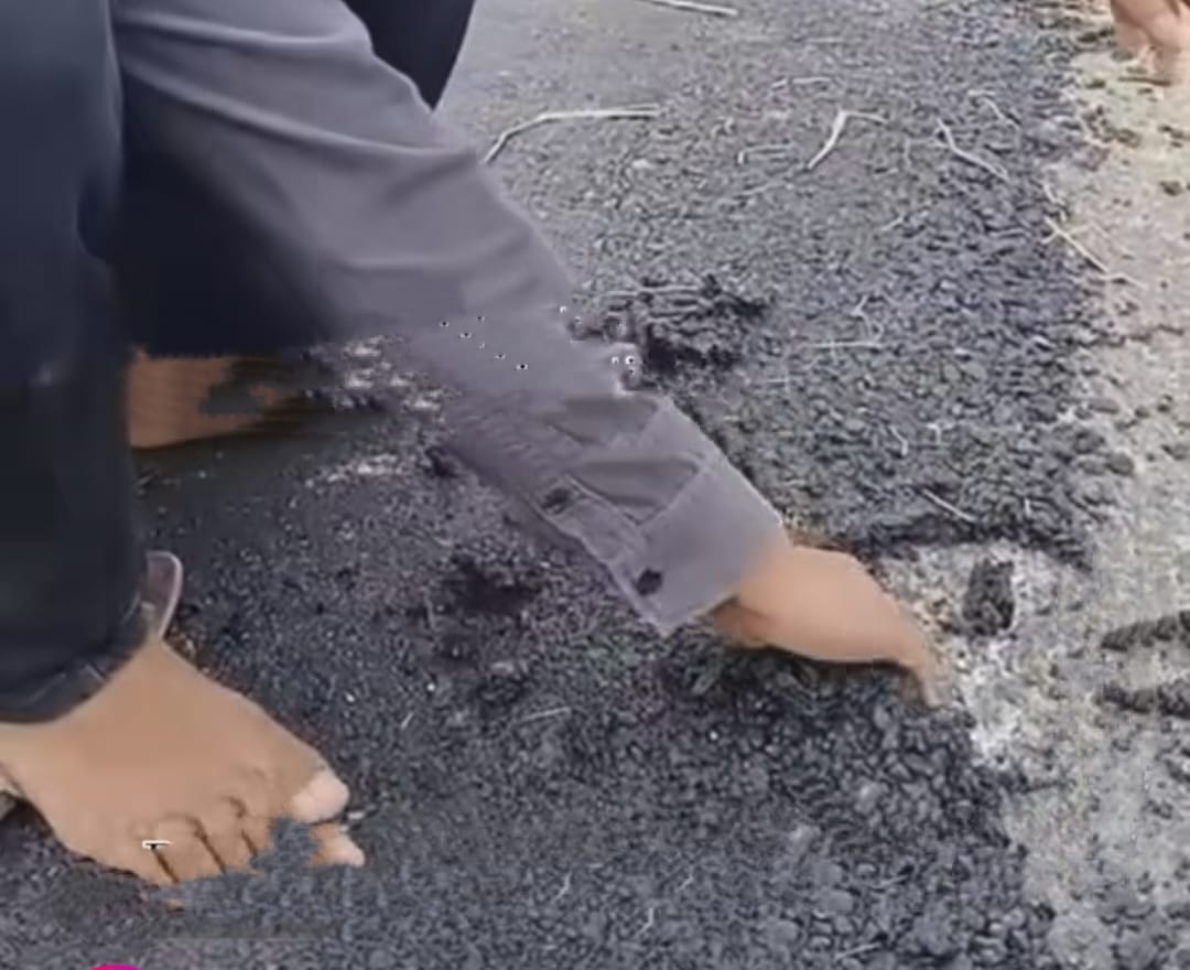 Viral Aspal Jalan di Tuban Mudah Terkelupas, Disebut Warga Sangat Tipis
