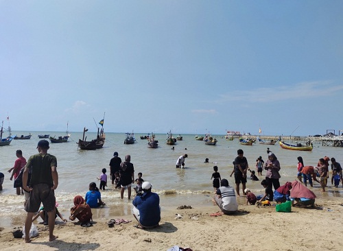 10 Ribu Orang Liburan di Pantai Kelapa Tuban Saat Tahun Baru