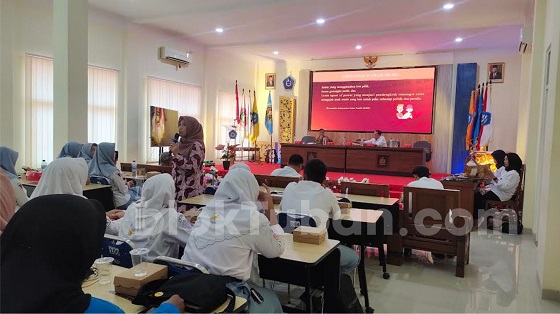 PWI Tuban Goes To Campus Ajak Pemilih Pemula Melek Politik