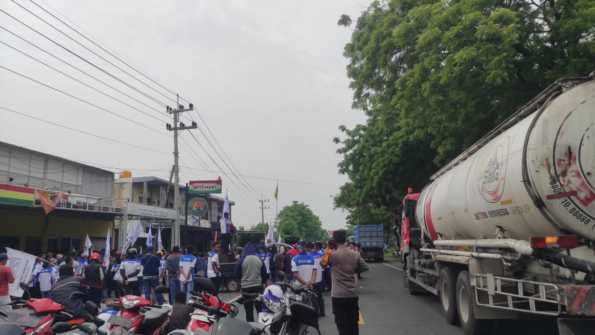 Imbas Demo Buruh FSPMI, Separuh Jalur Pantura Tuban Lumpuh Sepanjang 2,8 Kilometer